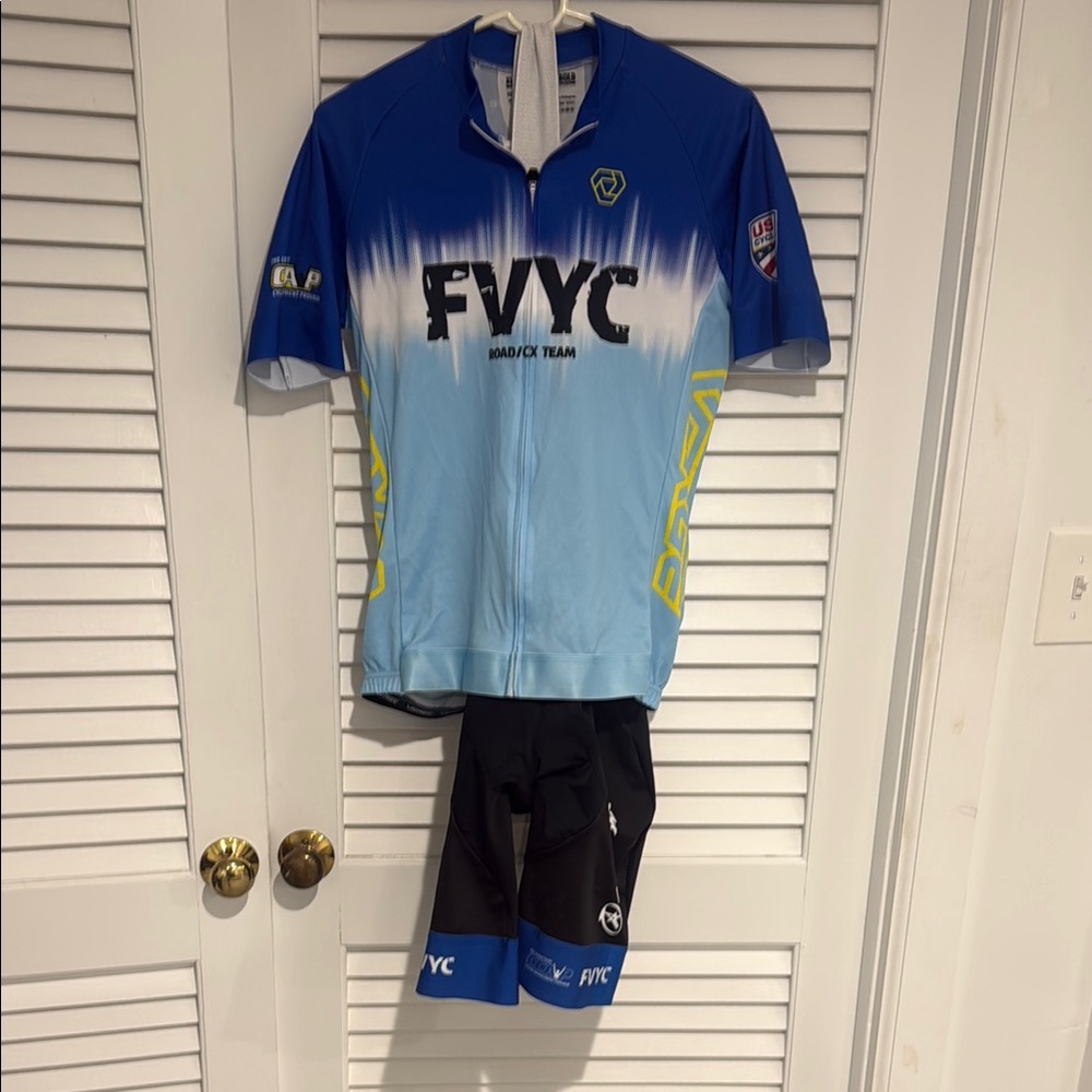 Verge cycling jersey and bib shorts